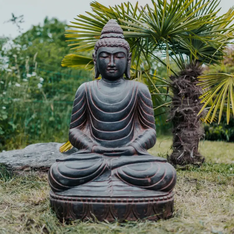 Statue Ganesh en pierre dans un jardin méditatif sur terrasse